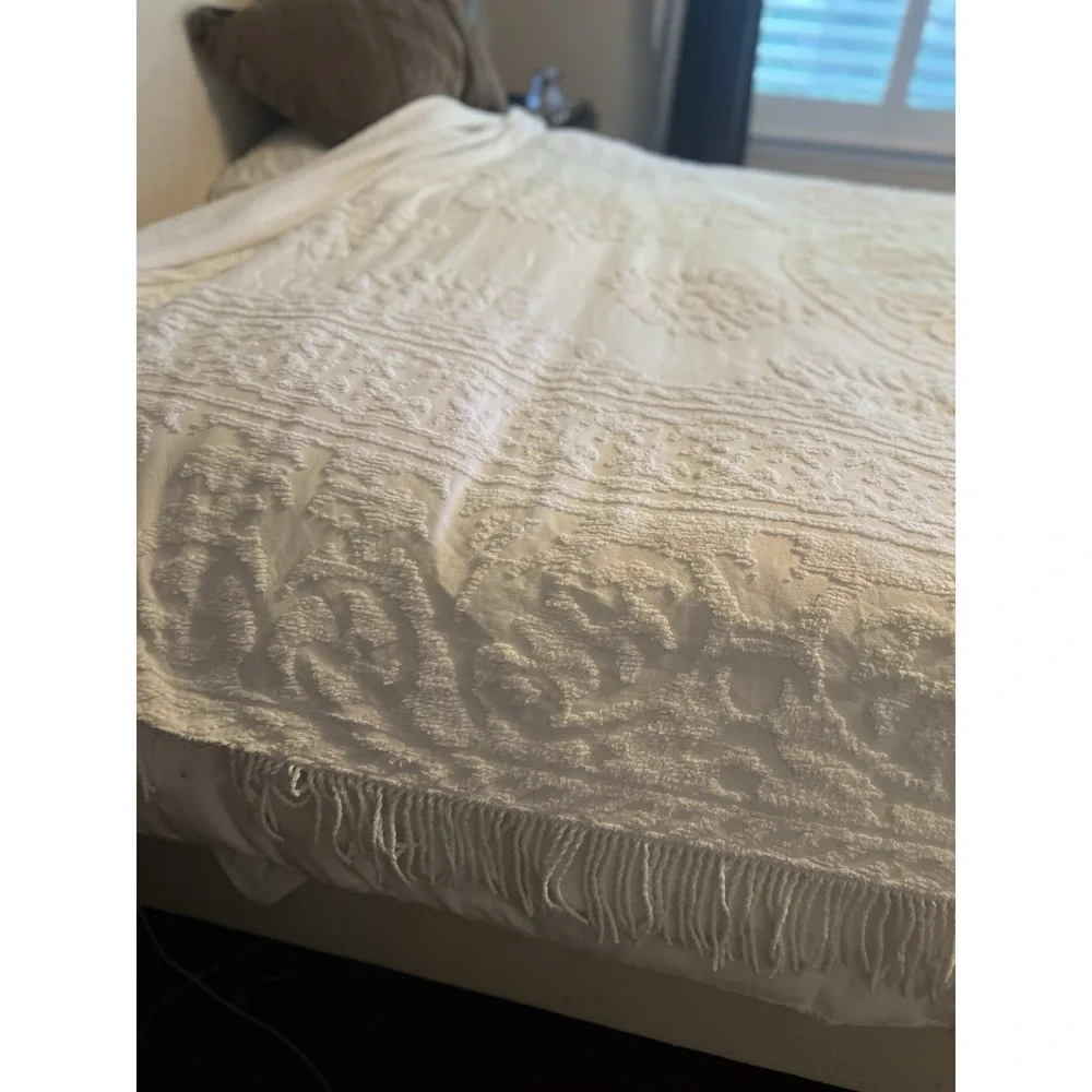 vintage chenille bedspread white 100% cotton with 5' fringe 115 X 93 clean rare